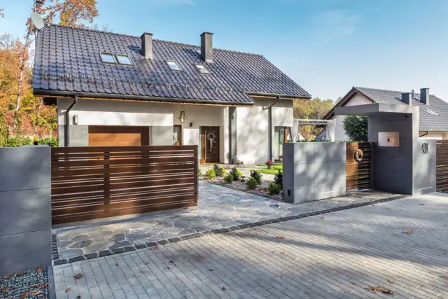 Jaki kolor ogrodzenia do brązowego dachu - unikaj błędów w wyborze