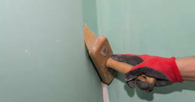 Czy gruntować tynk przed gładzią? Klucz do trwałego wykończenia