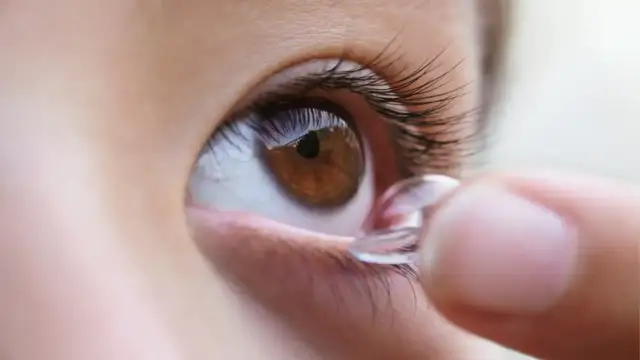 Jak bezpiecznie zdjąć soczewki mając długie paznokcie - sprawdzone sposoby