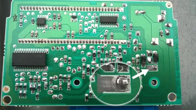 Gdzie jest sterownik centralnego zamka w Renault Kangoo? Oto lokalizacja