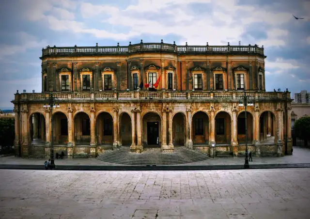 Noto, pałac z arkadami i schodami, imponujący widok, który warto zobaczyć.