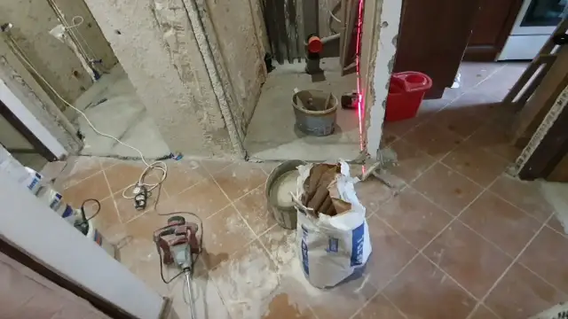 Na czym osadzić listwy tynkarskie, aby uniknąć błędów montażowych?