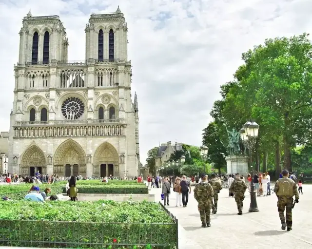 Czy w Paryżu jest bezpiecznie? Odkryj zagrożenia i bezpieczne miejsca