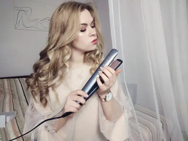 Jak kręcić włosy prostownicą Remington? Idealne loki i trwałość!