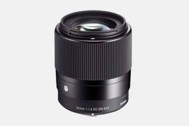 Jak wybrać idealny obiektyw do fotografowania imprez w trudnych warunkach oświetleniowych