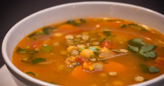 Zupa z ciecierzycy: Szybki przepis i 3 warianty na obiad