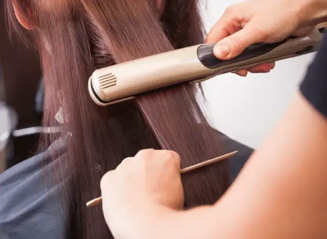 Prostownica niszczy włosy? Jak prostować bezpiecznie i bez obaw!