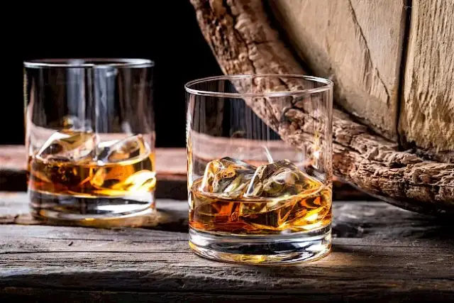 Ile kalorii ma whisky z colą? Sprawdź, jak zredukować kalorie