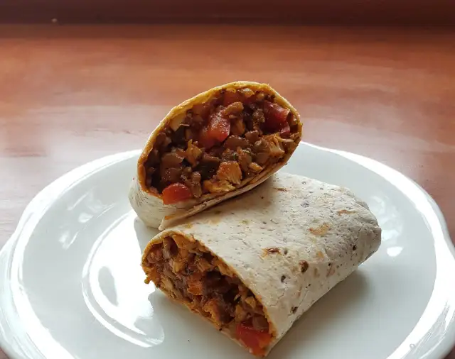 Ile kcal ma tortilla z kurczakiem i warzywami? Sprawdź, co zyskujesz