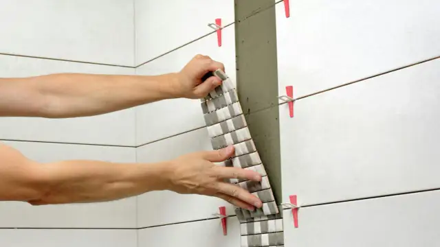Jak układać płytki na ścianie w łazienkach bez błędów i stresu