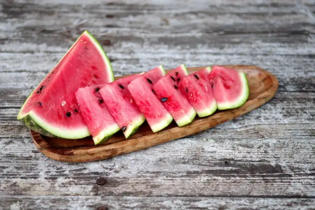 Czy arbuz jest dietetyczny? Odkryj jego właściwości i kalorie