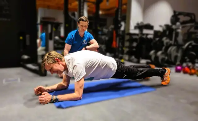 Bandscheibenvorfall LWS: Übungen zu Hause Schmerzfrei durch gezielte Bewegung