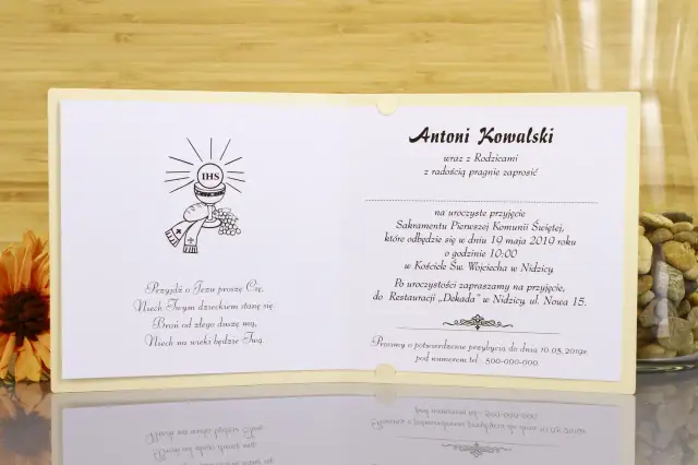 Wierszyki i cytaty na zaproszenia komunijne: Gotowe teksty i porady