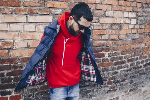 Jakie spodnie do czerwonej bluzy – idealne połączenia na każdą okazję