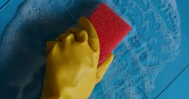 Skuteczne sposoby na mycie kafelków po remoncie bez uszkodzeń