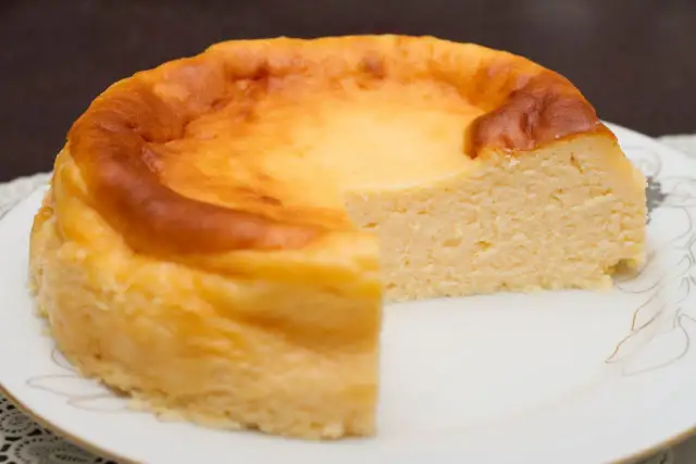 Złocisty sernik z lekko przypieczoną skórką, być może to najstarszy przepis na sernik.