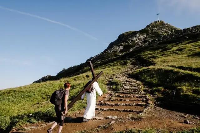 Krzyż na Giewoncie – Jego Historia i Znaczenie dla Tatr i Pielgrzymów