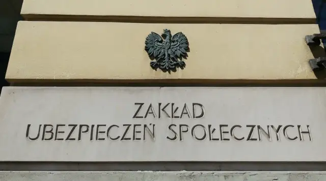 Znak orła i napis "ZAKŁAD UBEZPIECZEŃ SPOŁECZNYCH" na budynku.