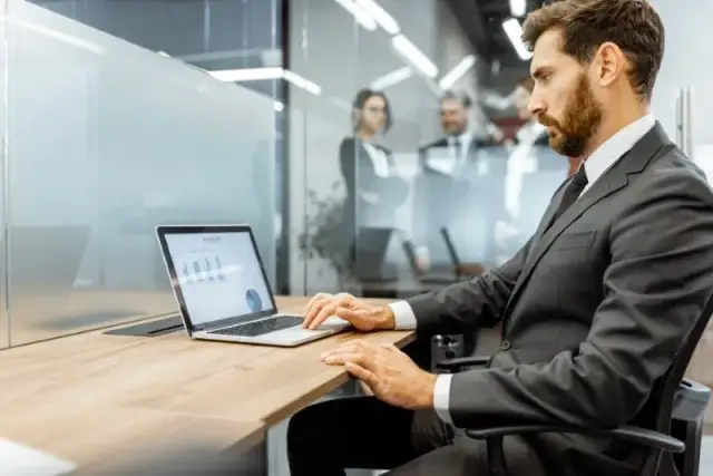 Ile można zarobić w korporacji na każdym szczeblu kariery - realne stawki