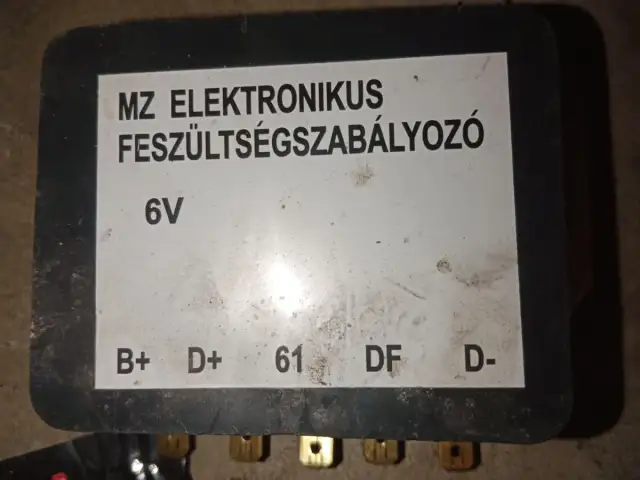 Regulator napięcia 6V MZ Elektronikus. Pomocny przy sprawdzaniu ładowania w motocyklu.