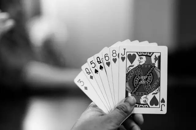 Jak grać w Kuku? Kompletny przewodnik po zasadach i blefie