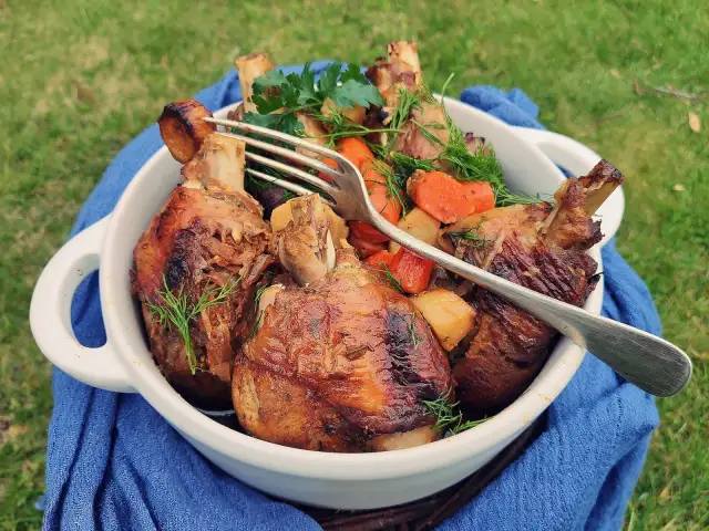 Ile piec golonki z indyka, aby były soczyste i miękkie?