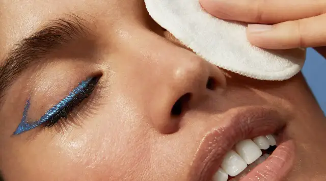 Czym zmywać kwasy z twarzy, aby uniknąć podrażnień i szkód?