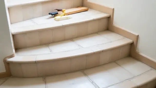 Precyzyjne układanie płytek na schodach półokrągłych krok po kroku bez błędów