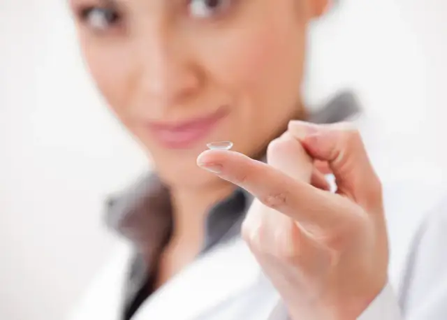 Jak kupić soczewki bez wizyty u okulisty i uniknąć problemów zdrowotnych