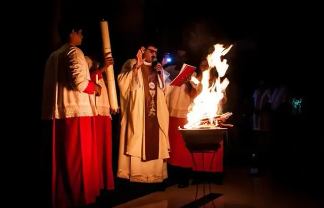 Symbolika świec na ołtarzu: co oznaczają i dlaczego są tak ważne w liturgii