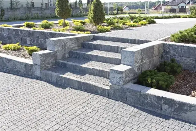 Jak zrobić schody z kostki – uniknij najczęstszych błędów w budowie