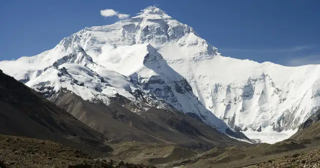 Majestatyczny, ośnieżony szczyt Mount Everest w Himalajach, na granicy Nepalu i Chin.