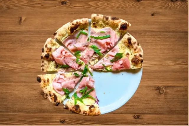 Pizza blanche jambon fromage champignons: la recette parfaite ?