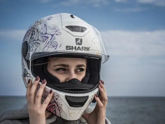 Kask motocyklowy: Jak wybrać bezpieczny i komfortowy? ECE 22.06