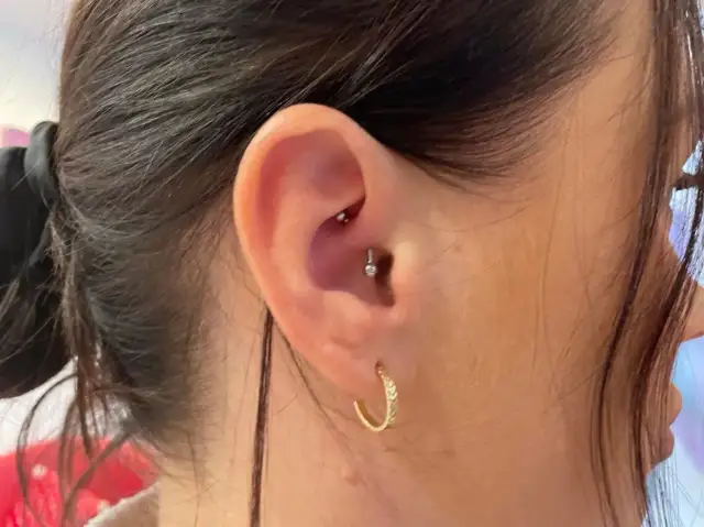 Kolczyk daith czy boli? Porównanie bólu z innymi przekłuciami