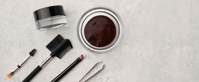 Henna czy farbka: Która metoda koloryzacji brwi jest lepsza?
