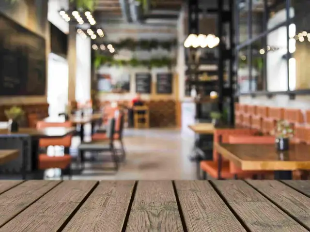 Gdzie zjeść w Jastarni? Najlepsze restauracje i lokalne specjały