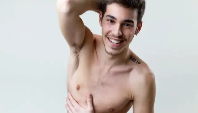 Czy mężczyzna powinien golić pachy? Oto zalety i wady tej decyzji