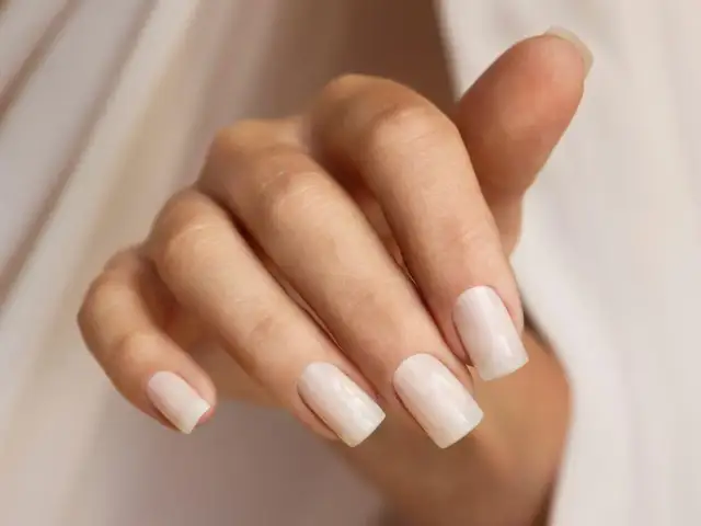 Jak zdjąć sztuczne paznokcie na klej bez uszkodzenia naturalnych paznokci