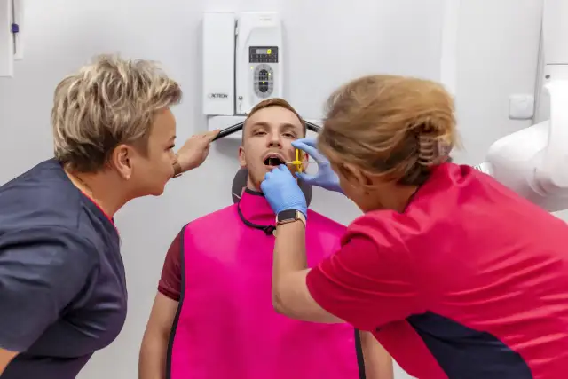 Dzwonienie w uszach: Przyczyny. Kiedy to sygnał alarmowy?