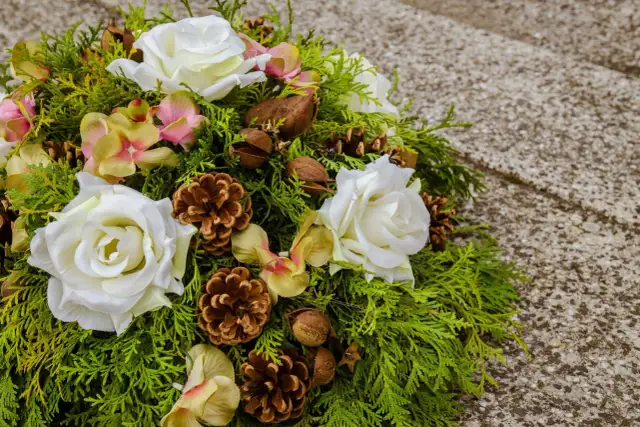 Jak tanio zrobić stroik na cmentarz, by uczcić bliskich bez wydatków