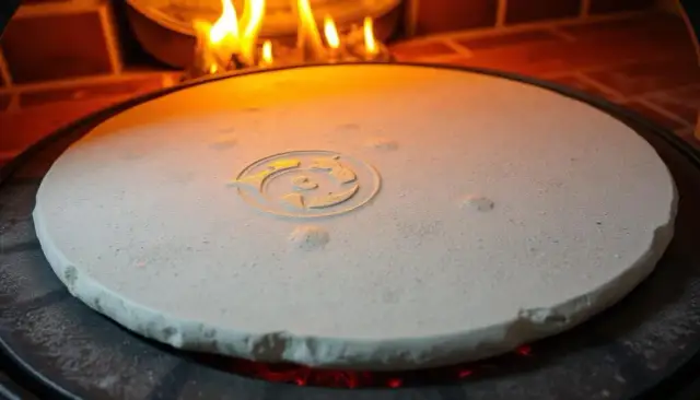 Jak przenieść pizzę na kamień bez łopatki? Proste metody