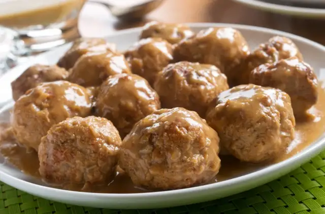 Pulpety drobiowe w sosie pieczarkowym – prosty przepis na obiad