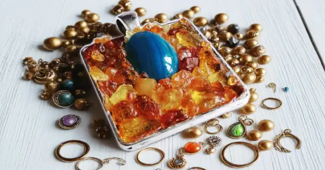 Jak przywrócić blask sztucznej biżuterii? Skuteczne sposoby ratowania ozdób