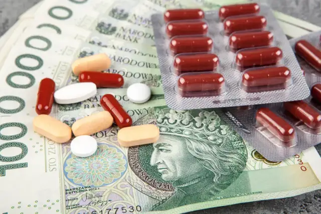 Pigułki i kapsułki na tle polskich banknotów.