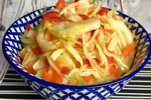 Surówka z białej kapusty jak w barze – prosty przepis na smakowitość