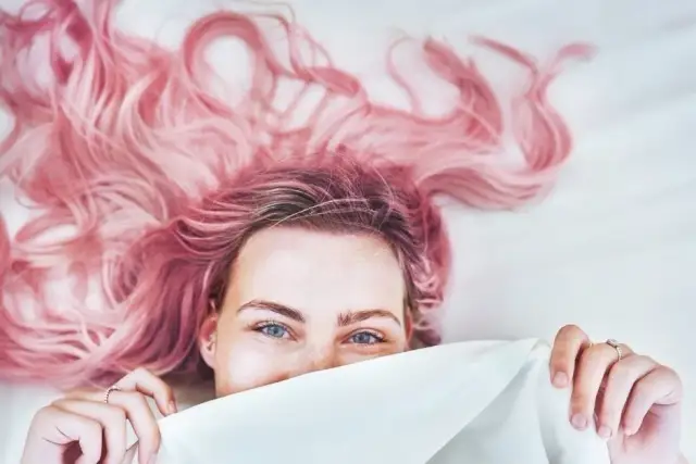 Najlepsze kolory włosów do różowej cery - jak dobrać i pielęgnować