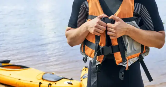 Bezpieczny spływ: Jak zabezpieczyć rzeczy w kajaku przed wodą i zgubieniem?