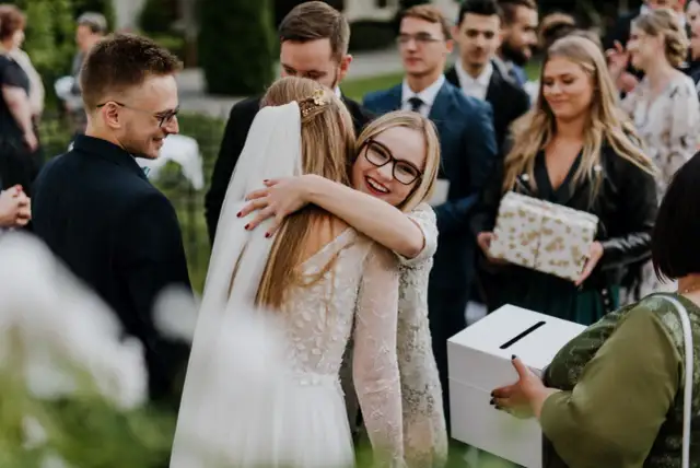 Ile dać na ślub koleżanki, aby nie przepłacić i wybrać mądrze?