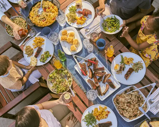 Zaproszenie na grilla: co przynieść, aby zaskoczyć gospodarzy